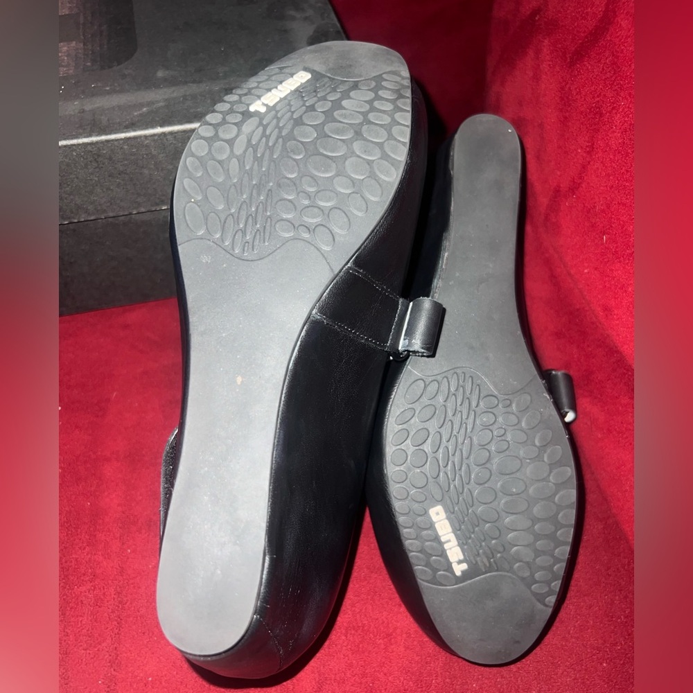 TSUBO ASMIK Black Leather Wedges. LIKE NEW!! - Picture 5 of 9